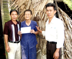 Trao tiền từ thiện