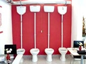 Vừa uống cà phê vừa ngắm... toilet