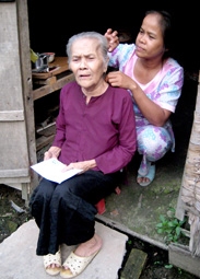 Trao tiền từ thiện