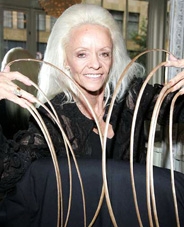 Còn đâu móng tay dài nhất thế giới?