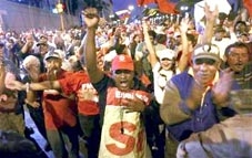 Tổng thống Chavez giành thắng lợi trong cuộc trưng cầu dân ý