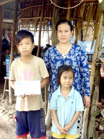 Trao tiền từ thiện