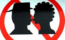 Cấm hôn tại sân ga