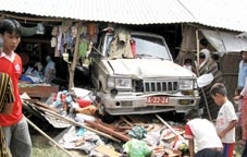 Xe cứu thương ủi sập nhà dân, 5 người bị thương