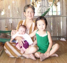 Hai cháu bé mồ côi mẹ, một cụ bà bị bệnh phong cần được giúp đỡ