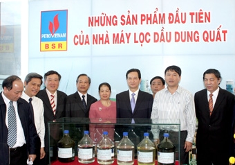 Thủ tướng Nguyễn Tấn Dũng dự và ấn nút khai thông dòng sản phẩm thương mại đầu tiên của Nhà máy lọc dầu Dung Quất