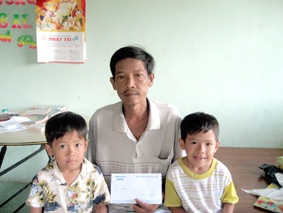 Trao tiền từ thiện