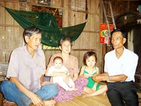 Trao tiền từ thiện