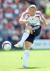 Tiền đạo Voronin giữa ngã ba đường...