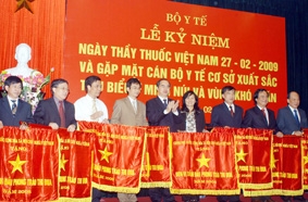 Các đồng chí lãnh đạo Đảng, Nhà nước thăm các cơ sở y tế nhân Ngày Thầy thuốc Việt Nam