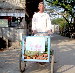 Ông Sáu từ thiện