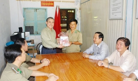 Đồng chí Nguyễn Tấn Quyên thăm bộ đội biên phòng Hòn Khoai - Cà Mau