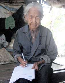 Trao tiền từ thiện