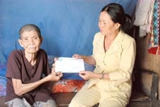 Trao tiền từ thiện