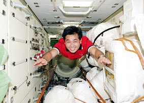 Bay trên thảm trong không gian?