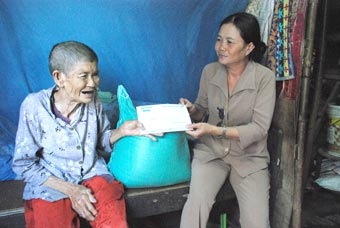 Trao tiền từ thiện