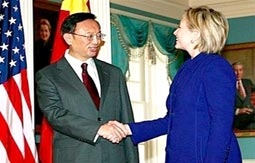 Lại "nắn gân" nhau!