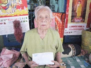 Trao tiền từ thiện