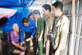 Trao tiền từ thiện