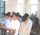 Kết thúc phiên xử sơ thẩm băng nhóm đánh người ở quán La Cà, quận Ninh Kiều<br>
<i>10 bị cáo nhận tổng cộng 55 năm tù</i>