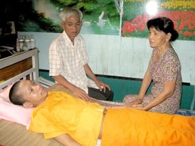 Hai gia đình nghèo khó, bệnh tật