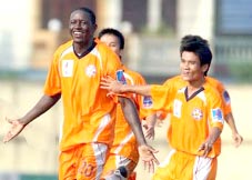 "Gạch" chọi "đá"