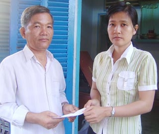 Trao tiền từ thiện