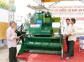 Mong đợi máy gặt đập liên hợp "Made in Vietnam"