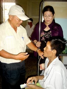 Trao tiền từ thiện