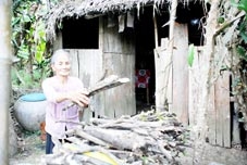 Hai người già cô đơn, vất vả mưu sinh