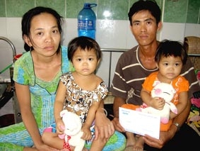 Trao tiền từ thiện