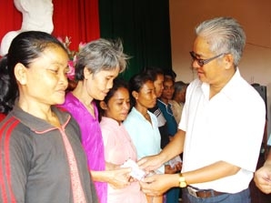 Chúc Tết, tặng quà bà con
dân tộc Khmer nhân dịp
Tết  Chol Chnam Thmay