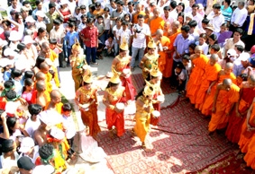Chol Chnam Thmay - của người Khmer ở Nam bộ