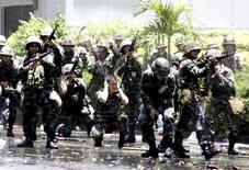 Quân đội đụng độ với người biểu tình