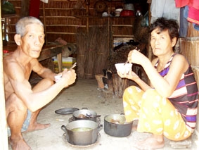 Đôi vợ chồng già bệnh tật 
chỉ sống nhờ... dừa!