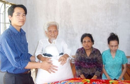 Trao tiền từ thiện