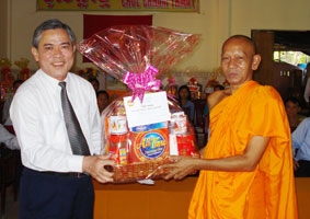 Lãnh đạo thành phố đến thăm, chúc mừng đồng bào dân tộc Khmer nhân dịp Tết Chol Chnam Thmay