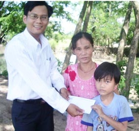 Trao tiền từ thiện