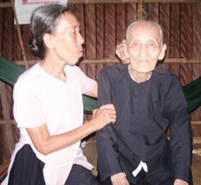 Chị Manh tật nguyền, nuôi mẹ già bệnh nặng