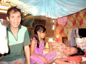 Chồng tâm thần, vợ bại liệt...