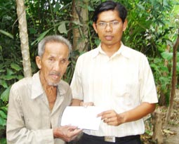 Trao tiền từ thiện