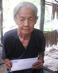 Trao tiền từ thiện