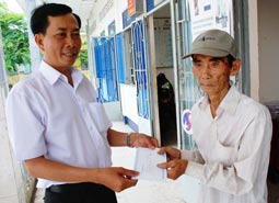 Trao tiền từ thiện