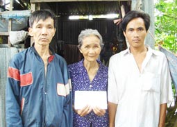 Trao tiền từ thiện