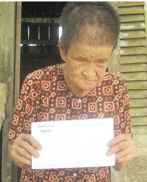 Trao tiền từ thiện