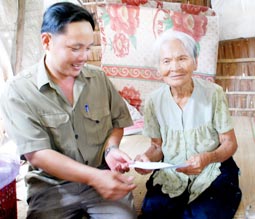 Trao tiền từ thiện