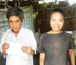 Trao tiền từ thiện