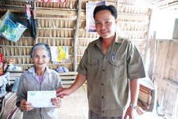 Trao tiền từ thiện