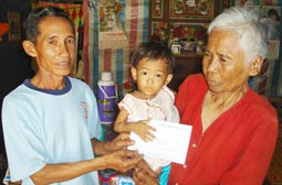 Trao tiền từ thiện