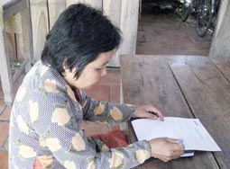 Trao tiền từ thiện